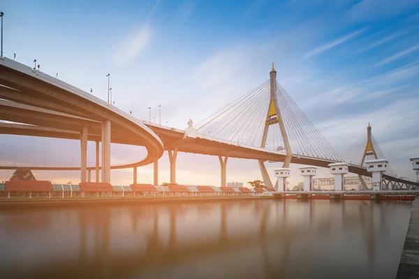 Doble Puente Colgante Reflexión Frente Agua Carretera Transporte Fondo — Foto de Stock