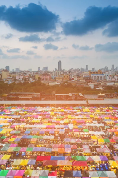 Вид Воздуха Многоцветный Блошиный Рынок Крыши Деловым Центром Города Фоне — стоковое фото