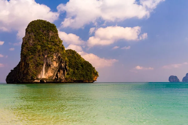 Ada okyanus manzarası, doğal peyzaj arka plan üzerinde