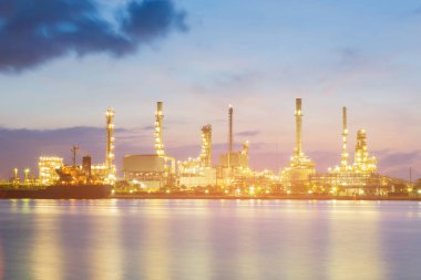 Gece petrol rafinerisi santralı, endüstriyel arka plan ışık