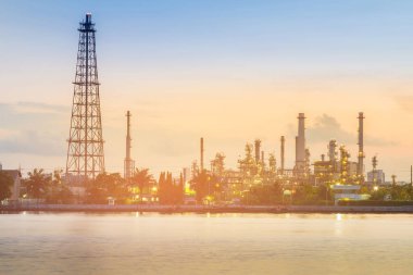 Petrol rafinerisi fabrika bitki ön Nehri, Industria arka plan