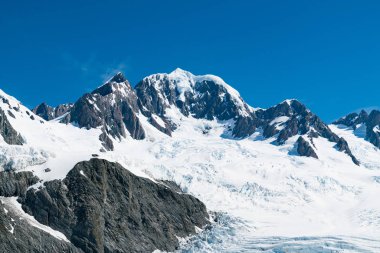 Glacier volkan siyah kaya dağ mavi gökyüzü arka plan, Yeni Zelanda doğal peyzaj ile tilki