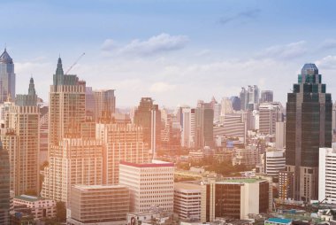 Ofis şehir merkezinde mavi gökyüzü arka plan ile merkezi iş binası