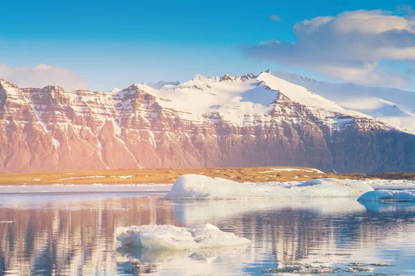 Islândia Lago Reflexão Com Montanha Vulcânica Preta Inverno Temporada Paisagem — Fotografia de Stock