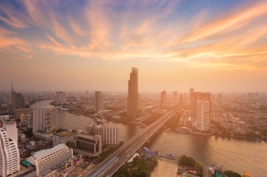 Güzel günbatımı gökyüzü Bangkok şehir manzarası ön Nehri, Tayland sonra