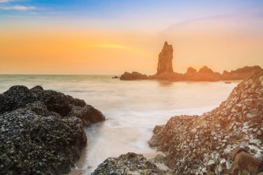 Günbatımı manzarası arka plan, doğal peyzaj ile deniz kaya