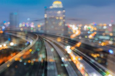 Tren hareket gece bulanıklık bokeh ışık şehir içinde şehir merkezinde, arka plan kavisli
