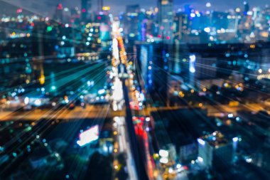 Havadan görünümü şehir yol kavşak bokeh tren parça arka plan üzerinde ışık