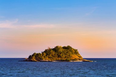 Okyanus manzarası, doğal peyzaj arka plan ile yalnız Adası