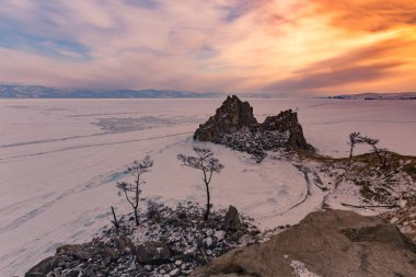 Baykal Gölü günbatımı gökyüzü arka plan, Rusya doğal peyzaj ile kış sezonu 