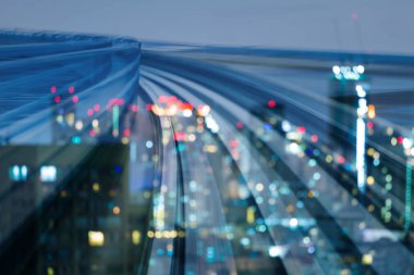 Şehir merkezine hareket tren parça arka plan üzerinde soyut bokeh ışık şehir