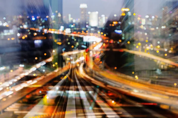 ピンぼけ光市夜 抽象的な背景に移動の鉄道トラック — ストック写真