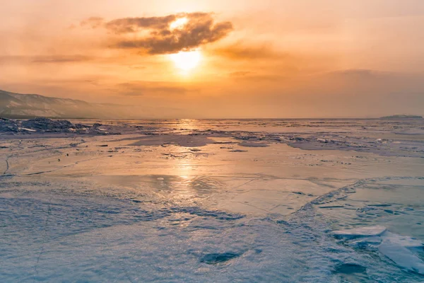 バイカル シベリア ロシア冬の季節 自然の風景の背景の美しい夕日 — ストック写真