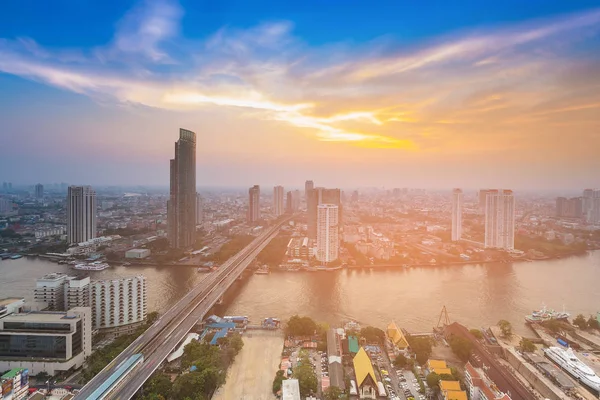 Tramonto Skyline Sul Paesaggio Urbano Fronte Del Fiume Centro Bangkok — Foto Stock