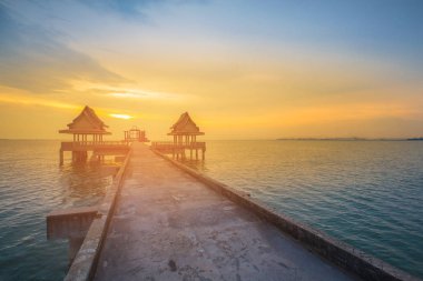 Günbatımı sahil yolu, doğal peyzaj arka plan üzerinde