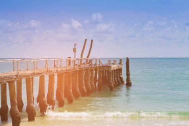 Plaj, doğal peyzaj arka plan üzerinde ahşap yürüyüş