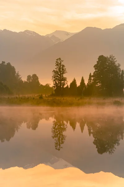 Ayna Gölü Sabah Erken Matheson Lake Yeni Zelanda Doğal Peyzaj — Stok fotoğraf