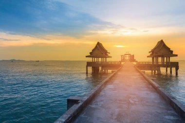 Okyanus üzerinde doğal manzara arka plan günbatımı gökyüzü ile yol yürüme