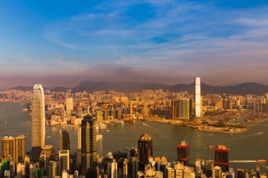 Hong Kong şehir residence ofis mavi gökyüzü arka plan ile kalabalık