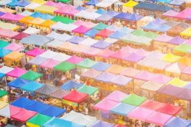 Çatı üst birden çok renk bit pazarı, cityscape downtown 