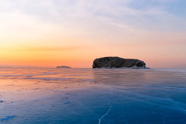 贝加尔湖冻水湖冬期与日出天际线 自然景观背景俄罗斯 — 图库照片