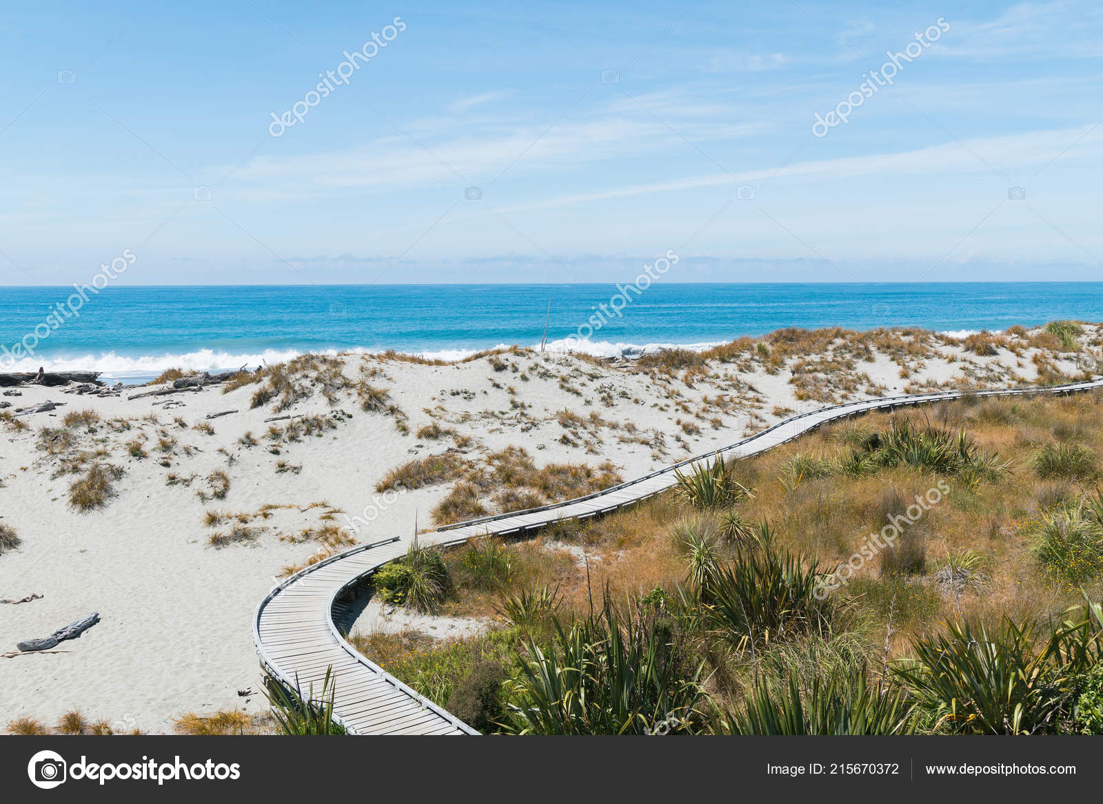 Madeira Percorrer Caminho Sobre Praia Areia Com Fundo Paisagem Natural Fotografias De Stock C Pranodhm 215670372