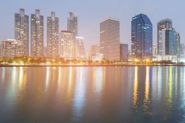 Gece şehir ofisi ön Nehri, bina cityscape arka plan