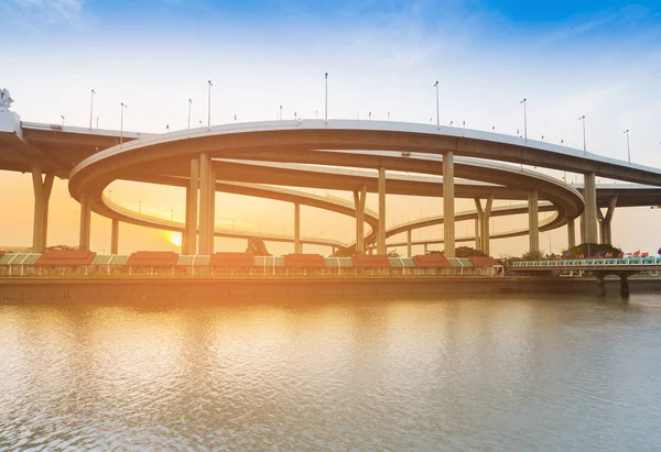 Autopista Intersección Frente Río Con Atardecer Cielo Fondo Frente Río —  Fotos de Stock