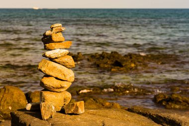 Deniz kıyısında, doğal arka plan yığın kaya