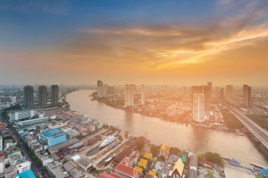 Güzel günbatımı manzarası arka plan ile Tayland Bangkok şehir nehir kavisli