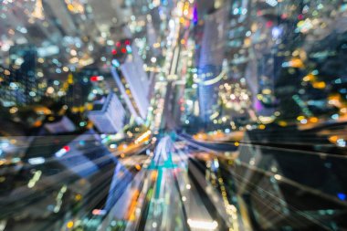 Çift Pozlama gece ışık şehir şehir merkezinde tren parça hareket, arka plan bulanıklık