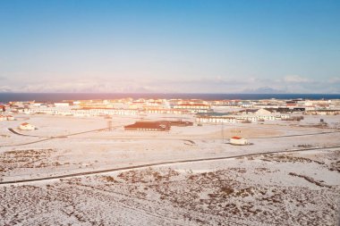 Kış sezonu boyunca mavi gökyüzü ile İzlanda küçük oturma alanı