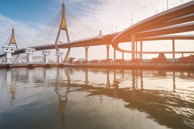 Otoyol kavşağı ikiz asma köprü Nehri ön tarafa bağlanmak