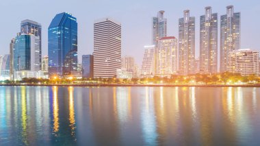 Gece ışık şehir ofisi ön Nehri, bina cityscape arka plan