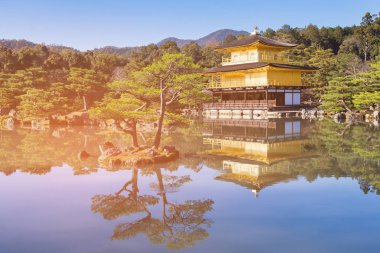 Kinkakuji köşk altın tapınak Su Gölü, Japonya tarihi dönüm noktası yansıması ile