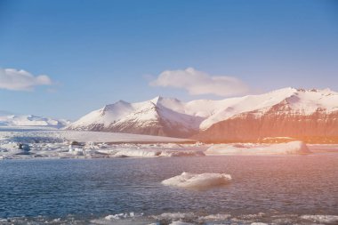 İzlanda Jokulsarlon lagoon mavi gökyüzü arka plan, doğal peyzaj arka plan ile güzelliği