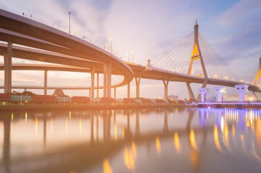 Yansıma ön Nehri ile gece ışık asma köprü