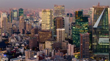 Tokyo şehir merkezi iş şehir merkezinde, Japonya gece cityscape arka plan