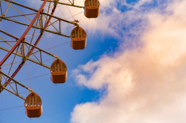 Dev Bisiklet mavi gökyüzü ve yumuşak beyaz bulutlar ile