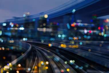 Tren parça hareket, gece bulanıklık ışık şehri bina üzerinde arka plan kavisli