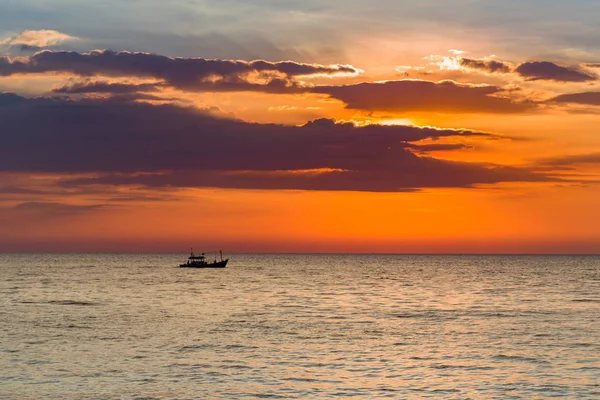 Barco Pesca Sobre Horizonte Costa Del Atardecer Paisaje Natural Fondo — Foto de Stock