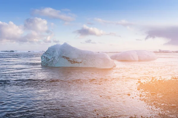 ダイアモンド ビーチ アイスランド冬シーズン自然景観背景に壊れる氷河氷 — ストック写真
