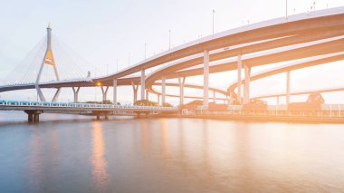 Otoyol kavşağı söylemek için asma köprü nehir açık