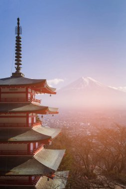 Fuji Dağı açık mavi gökyüzü, Japonya doğal peyzaj ile kırmızı pagoda arkasında