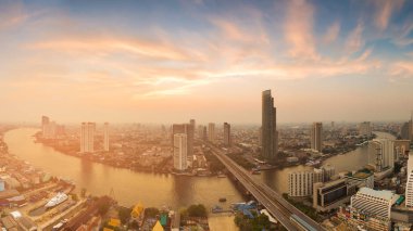 Panorama Bangkok şehir nehir eğri manzarası ile sonra günbatımı gökyüzü, Tayland