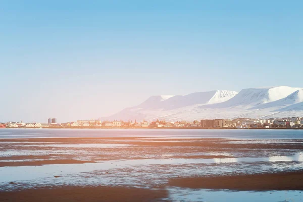 冰岛冬天季节山和小村庄以晴朗的蓝天 自然风景背景 — 图库照片
