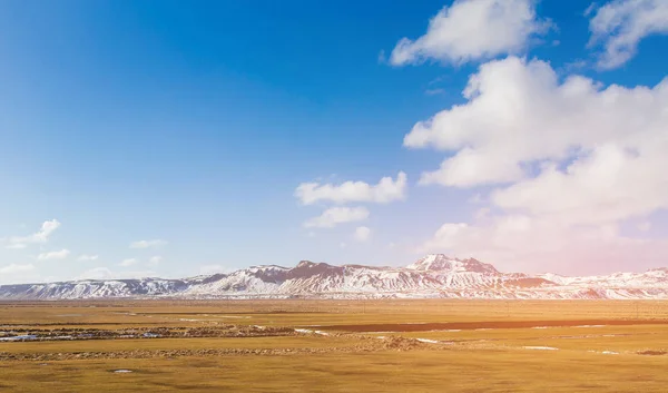 Górę Islandii Się Pokryte Tle Błękitnego Nieba Naturalny Krajobraz Snow — Zdjęcie stockowe
