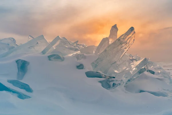 バイカルの砕氷水湖冬の季節 ロシア自然的手法景観背景でフリーズしてしまった — ストック写真