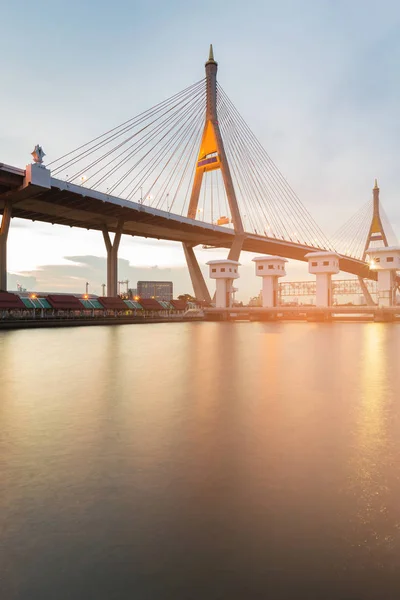 Puente Colgante Doble Frente Río Fondo Transporte — Foto de Stock