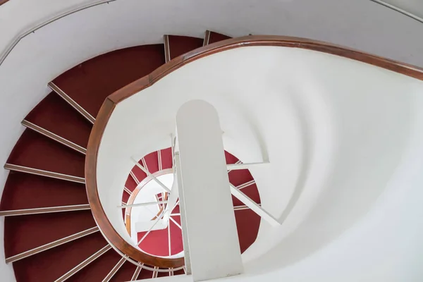 Escaleras Redondas Con Escalón Rojo Vista Vertical —  Fotos de Stock
